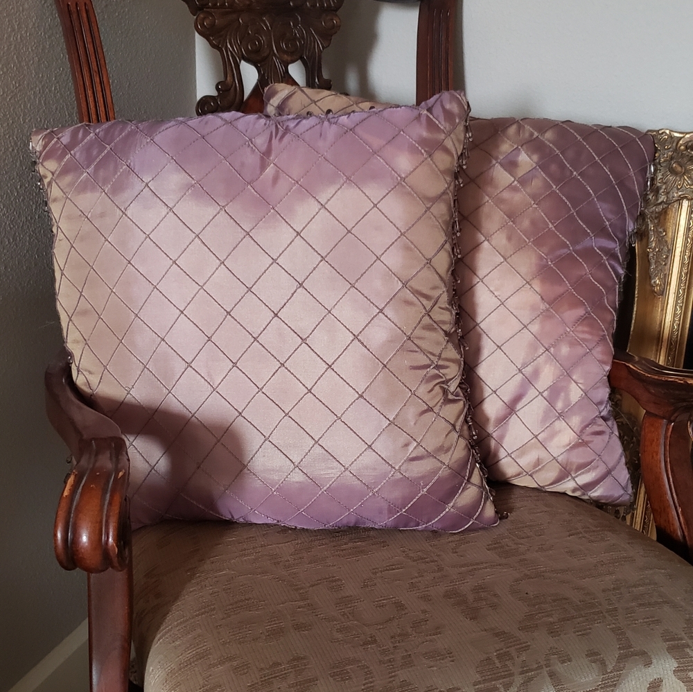 2x Silk Style Accent Pillows - Picture 3 of 16